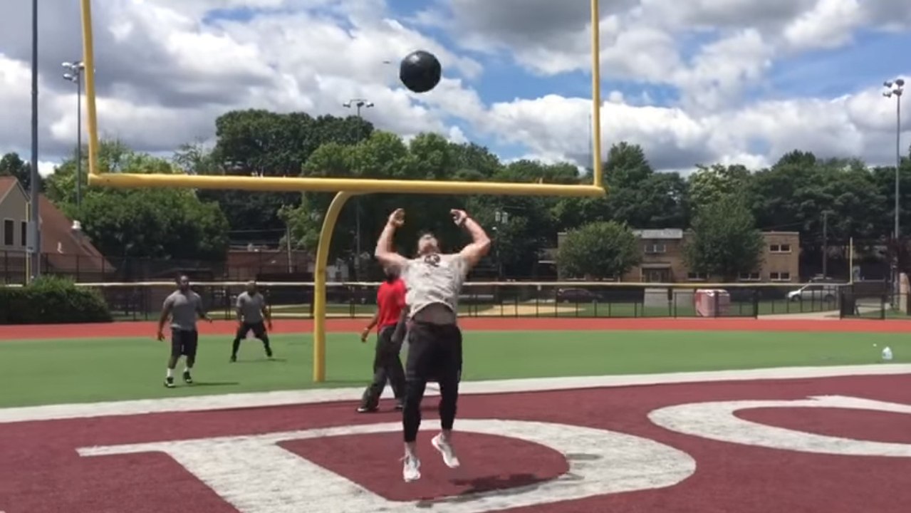 Mit dieser einfachen Übung baut ihr extrem schnell Kraft und Reaktionsfähigkeit auf