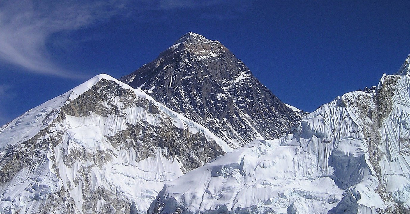 Everest Green : une ONG française est partie nettoyer le plus haut sommet du monde de ses déchets
