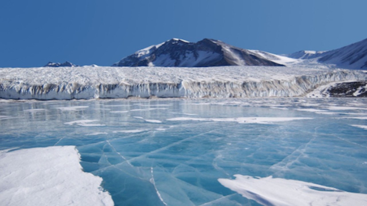 Plus de 90 volcans découverts cachés sous la glace de l'Antarctique