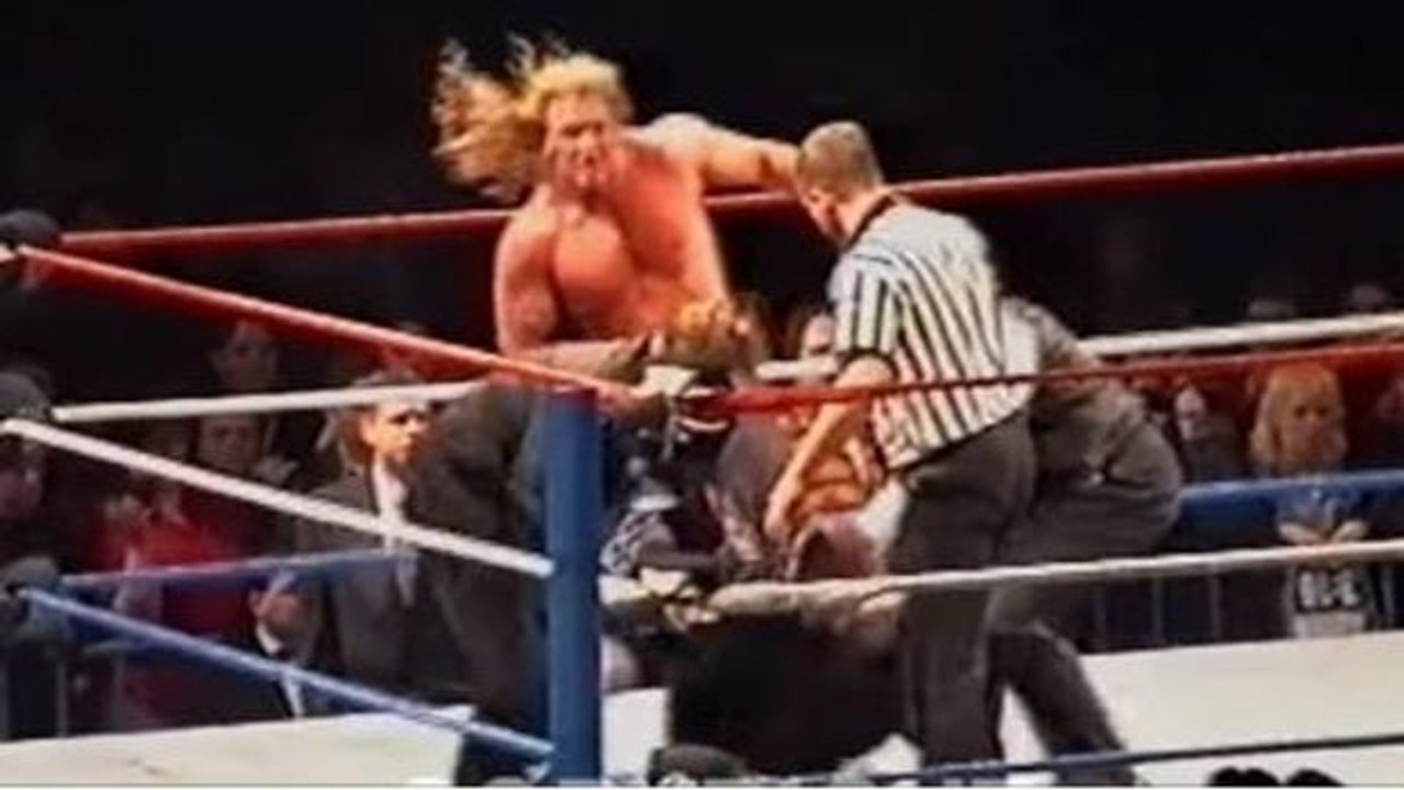 Triple H kämpft mit einem Fan, der in den Ring steigen will