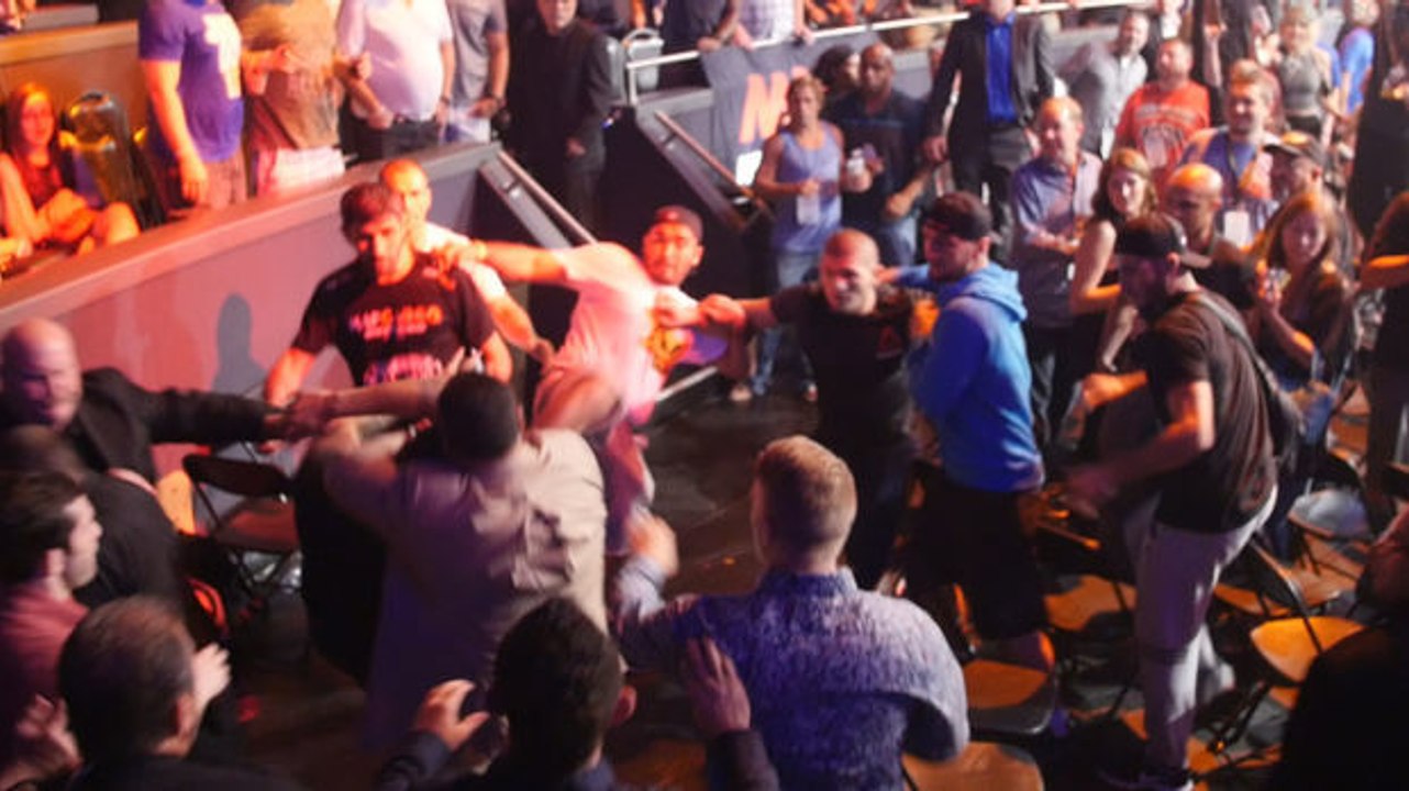 MMA: Nick und Nate Diaz liefern sich eine Schlägerei mit Khabib Nurmagomedov!