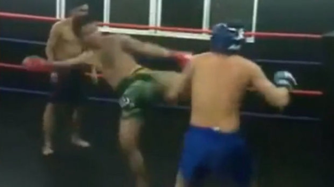 Er hätte diesen Thaiboxtrainer lieber nicht herausfordern sollen...