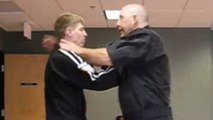 Kyusho-Jitsu: Dieser Trainer schlägt seinen Schüler in nur einer Sekunde K. o.