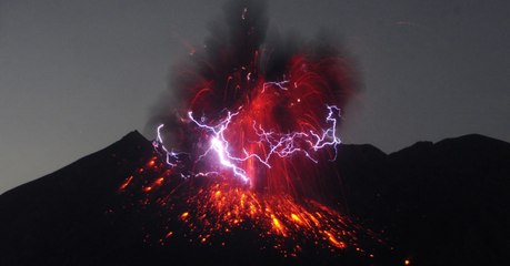 Download Video: Les spectaculaires images d'orages volcaniques immortalisés à travers le monde