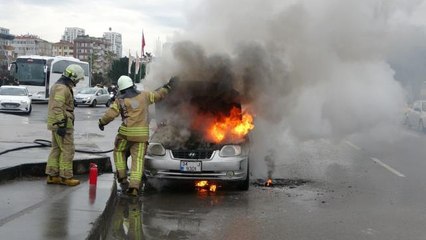 Otomobil alev aldı, baba ve minik kızı kendisini dışarı attı