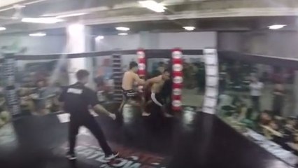 Dieser Amateurkämpfer flieht vor seinem Gegner!