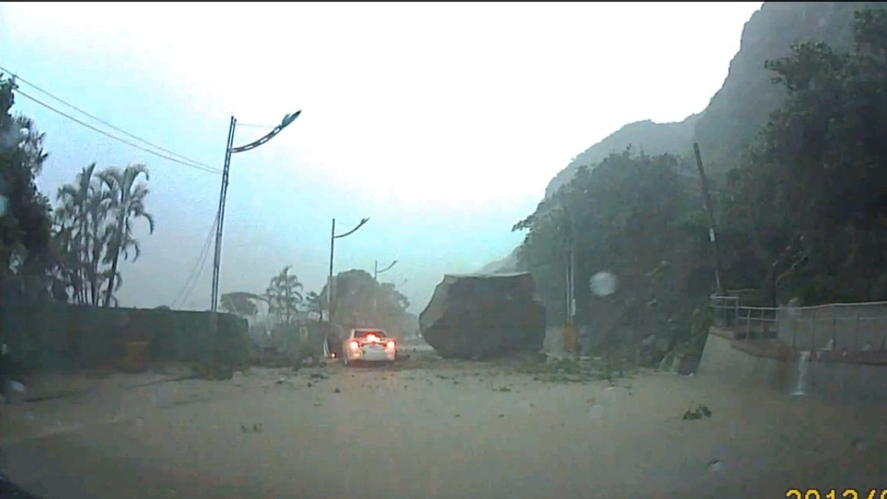 In Taiwan entgeht dieser Autofahrer nur knapp einem schrecklichen Erdrutsch!
