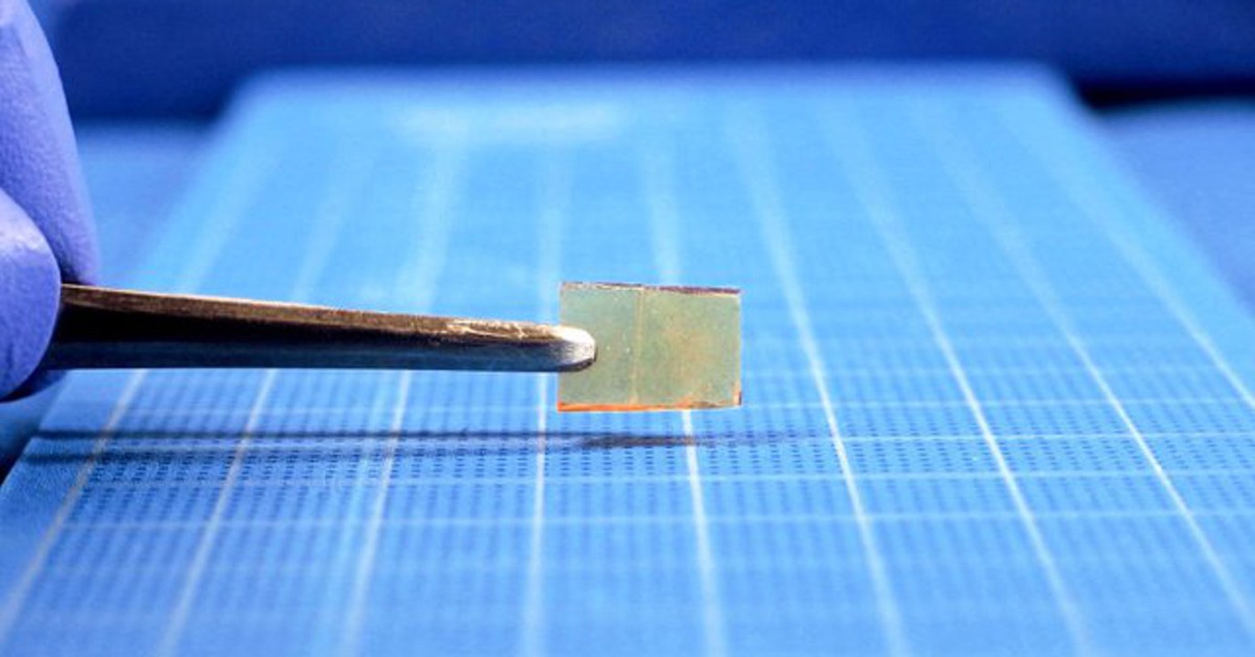 Des chercheurs créent un verre qui se répare tout seul simplement en le pressant