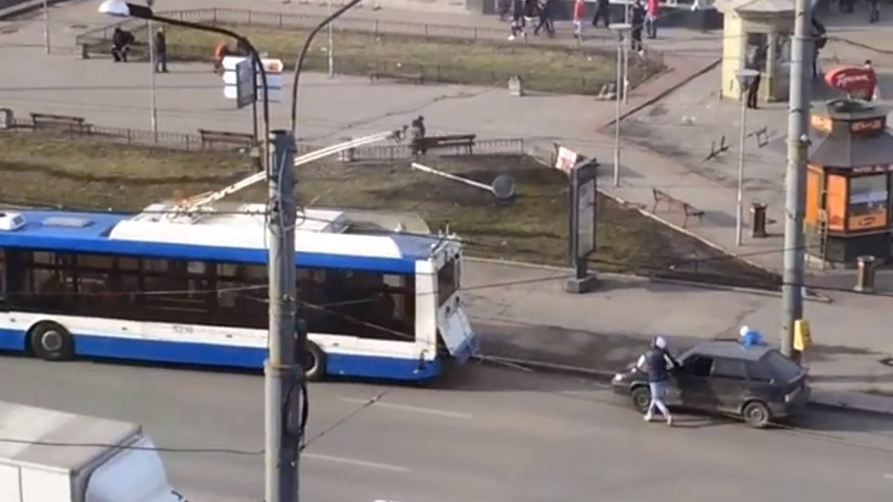 Diese Russen haben eine sehr schlechte Idee, um ihr Auto abschleppen zu lassen