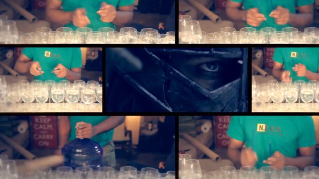 Il reproduit le thème de Skyrim à la perfection avec des verres à vin !