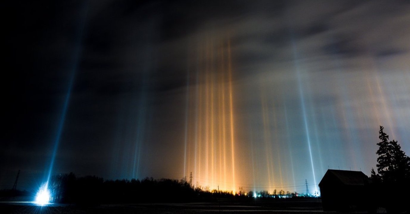 Des "piliers de lumière", ces majestueuses colonnes lumineuses qui ont envahi le ciel canadien