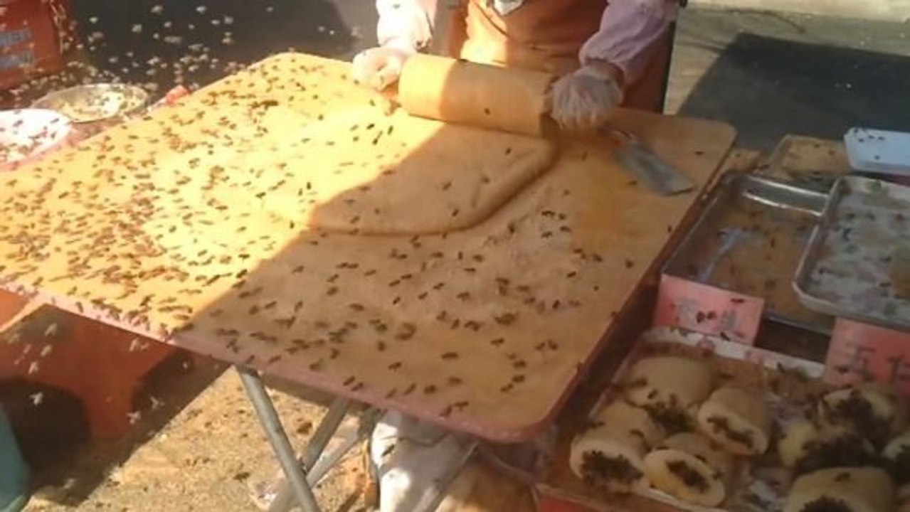 Dieser Chinese backt Kuchen und ist dabei von 1000 Bienen umgeben!