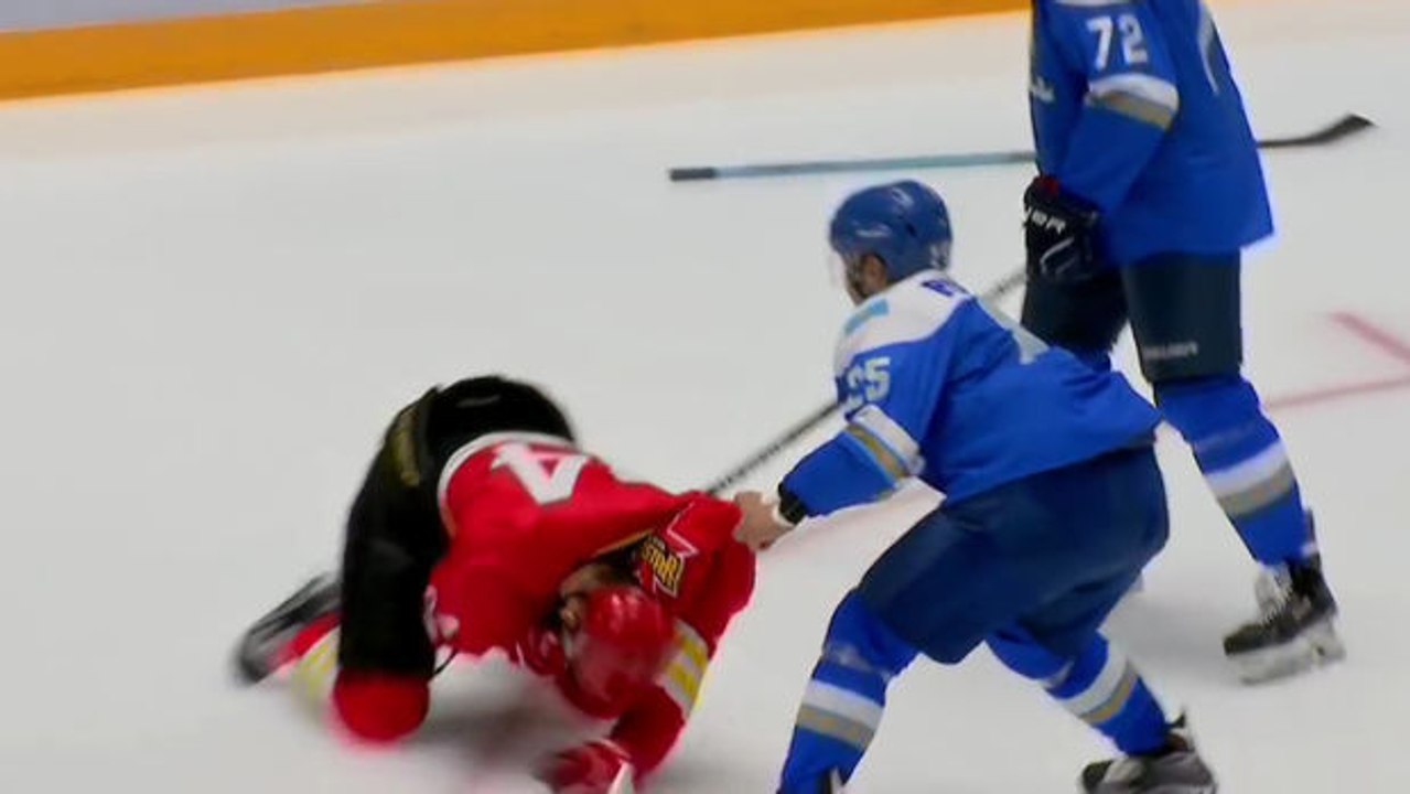 Damir Ryspayev ist der verrückteste Eishockey-Spieler der Welt. Er greift ganz allein eine ganze Mannschaft an.