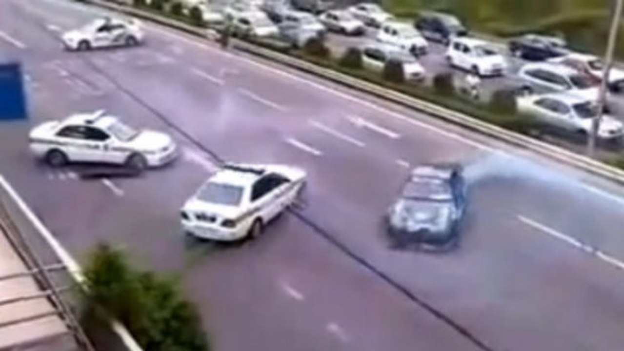 Er driftet auf der Autobahn und verspottet die Polizei
