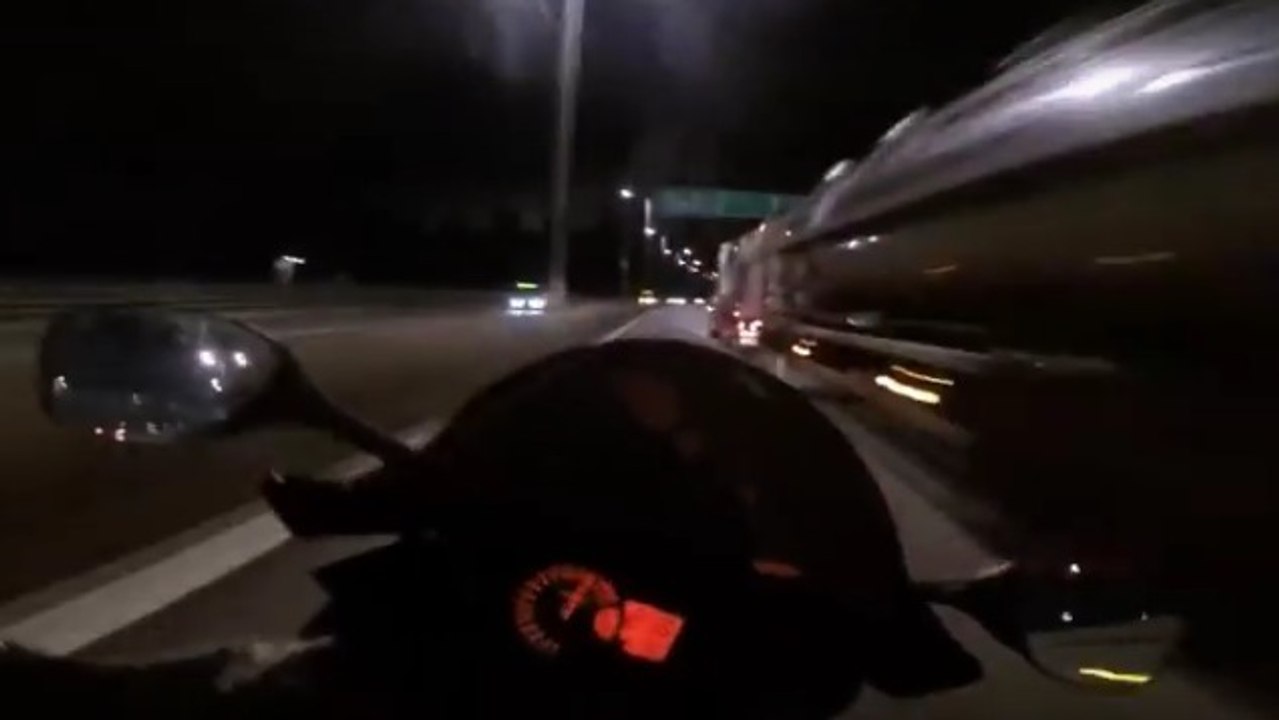 Absoluter leichtsinn: motorradfahrer fährt slalom zwischen autos mit 200 km/h!