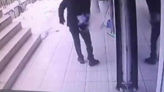 Il tombe dans les escaliers et se retrouve avec le feu aux fesses