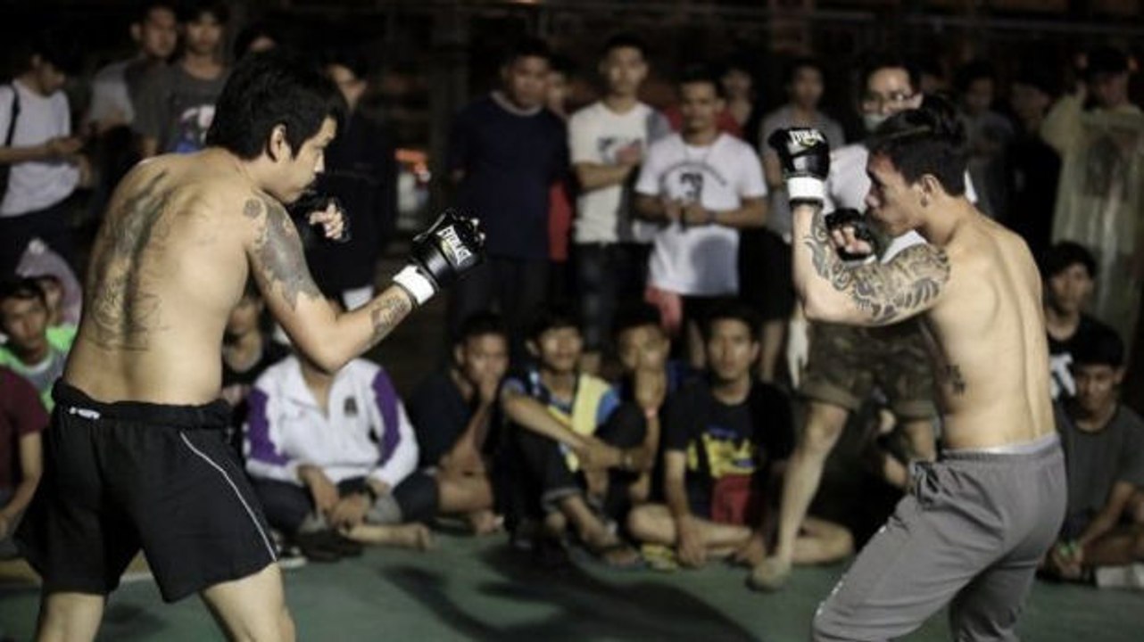 In Bangkok findet ein 'Fight Club' auf einem Basketballplatz statt