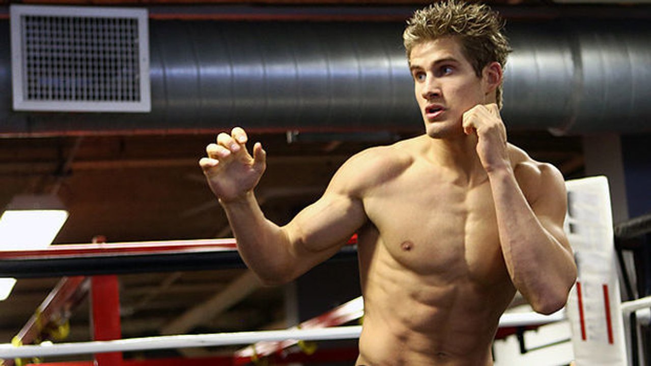 Sage Northcutt ist ein außergewöhnlicher Athlet.. seht euch an, wie hoch er treten kann!