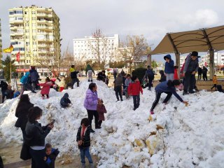 Çocuklar "taşıma karla" sevindirildi