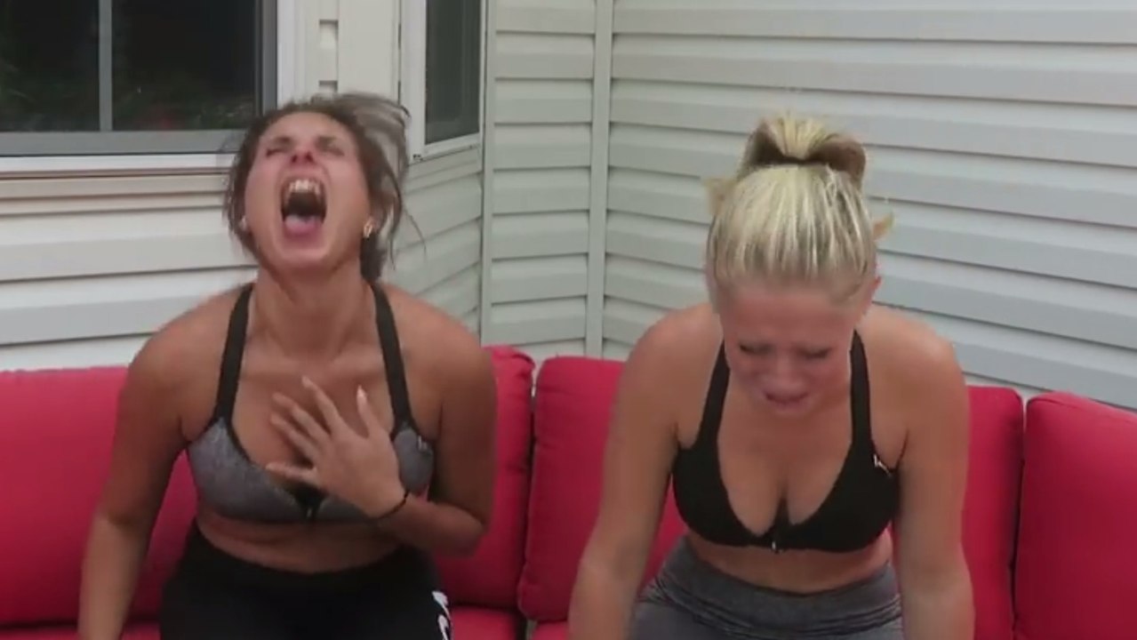 Zwei Freundinnen probieren eine der schärfsten Chilischoten der Welt und bereuen es sofort