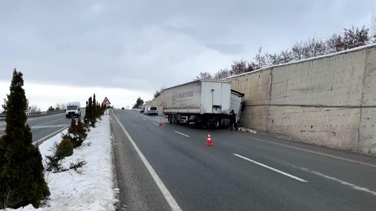 KASTAMONU - İstinat duvarına çarpan tırın sürücüsü yaralandı