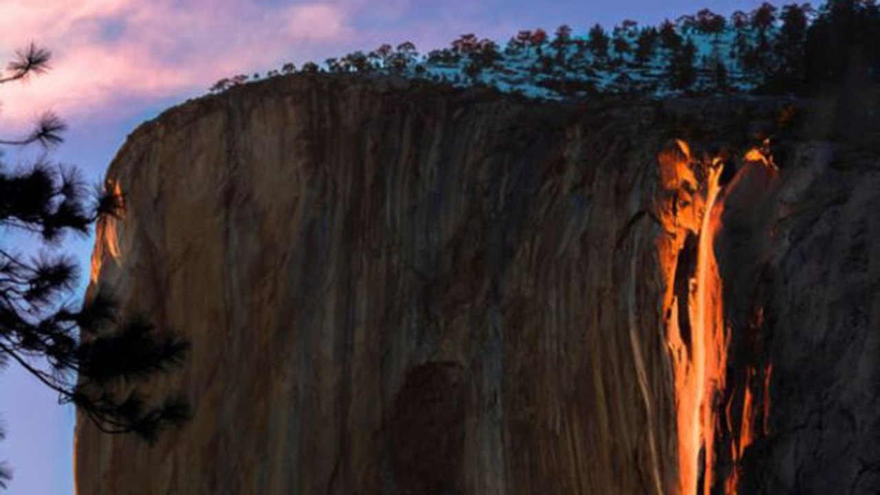 Ein Wasserfall verwandelt sich im Yosemite Park in einen 'Feuerfall'