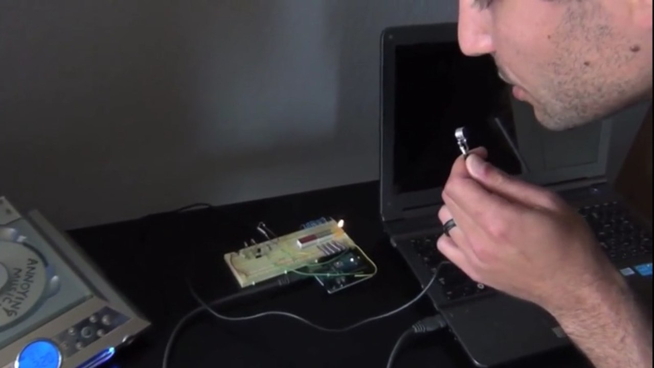 Tipp: ein Handwerker erfand ein super Gerät, um seine lauten Nachbarn zu dämmen