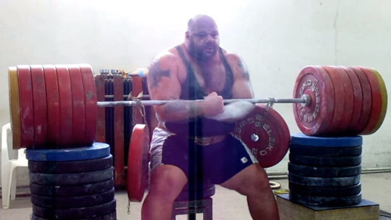 Dieses Monster zeigt die seltsamste Übung der Welt und hebt… 400 Kilo!