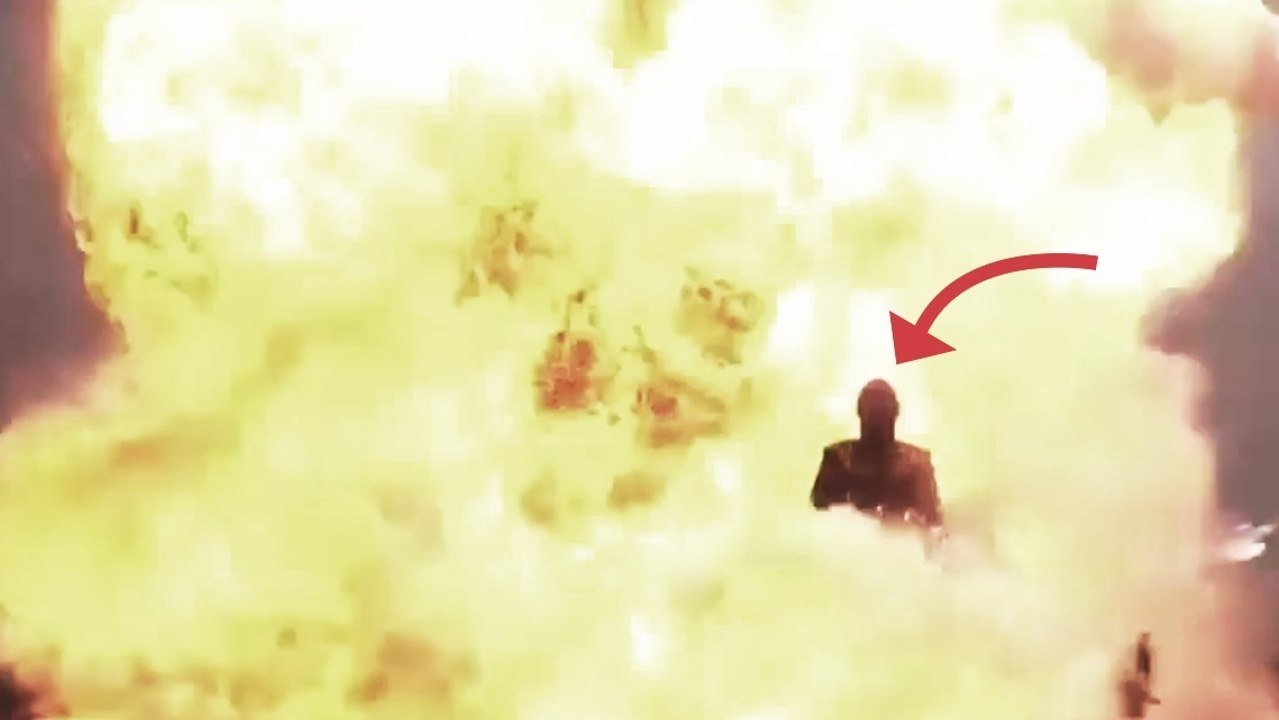 So sieht es aus, wenn man einen anti-explosiven Anzug auf einem Minenfeld testet!