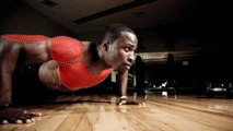 Mit dieser Übung könnt ihr Brustmuskeln, Schultern und Trizeps gleichzeitig stärken