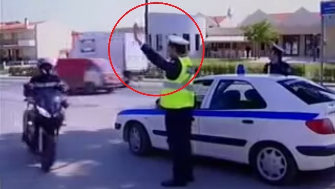 Motorradfahrer gibt Polizisten ein High-Five ohne zu stoppen