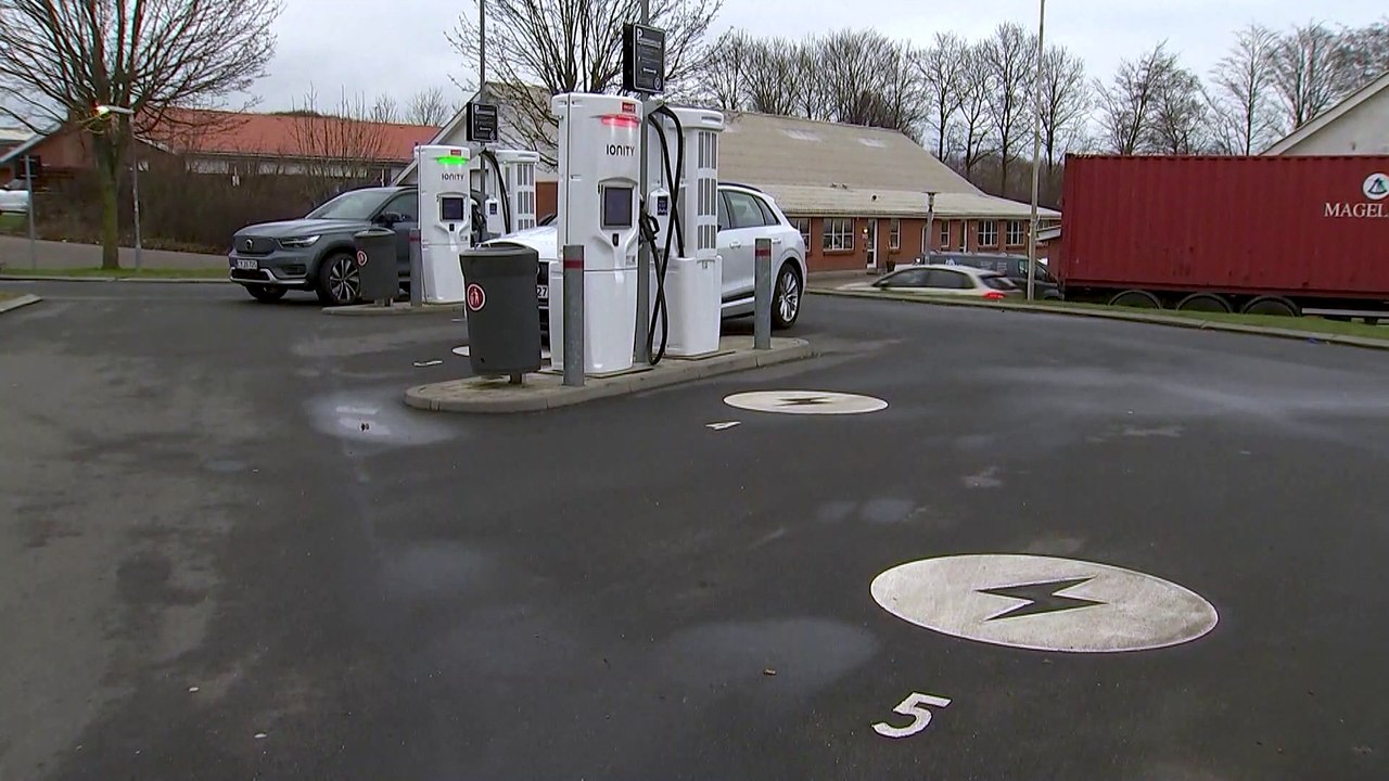 Autos in Europa: Verbrenner im Rückwärtsgang, Hybride überholen Diesel