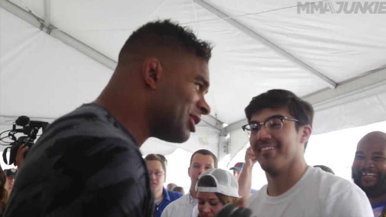 Alistair Overeem trifft seinen Stalker, der den Sieg von Stipe Miocic voraussagt