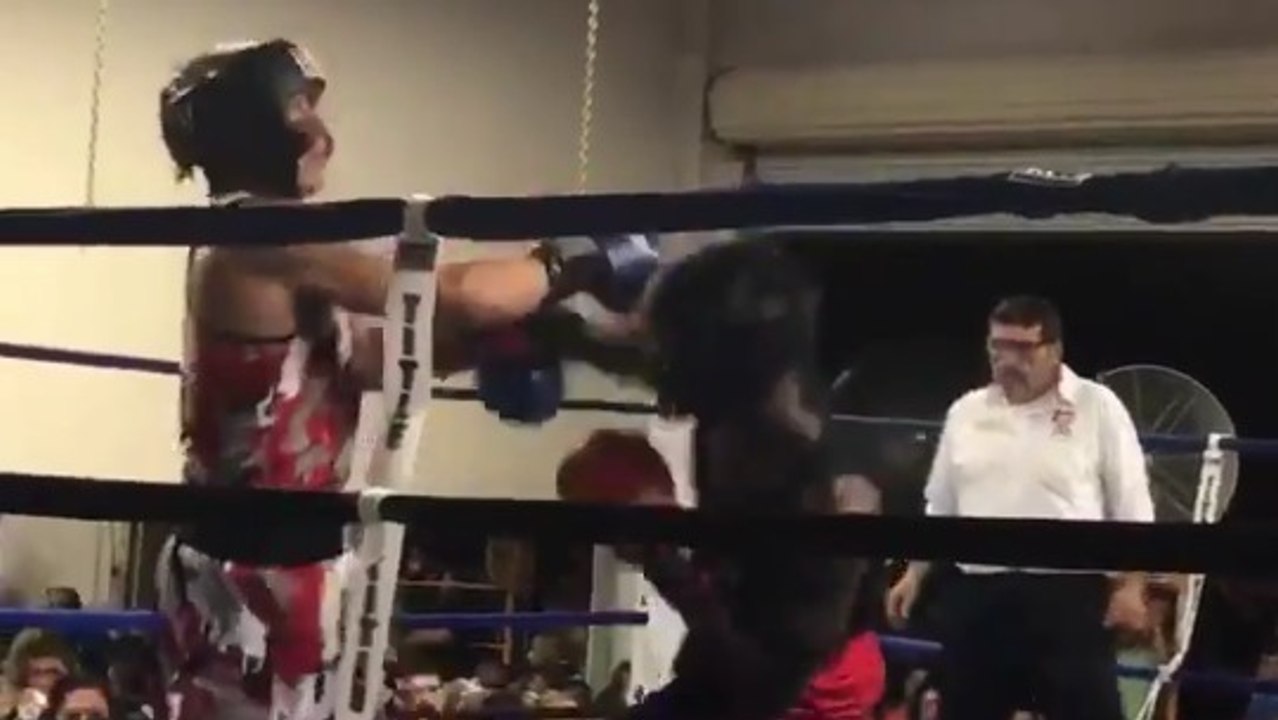 Ahmad Jones schlägt seinen Gegner auf eine krasse Art KO!