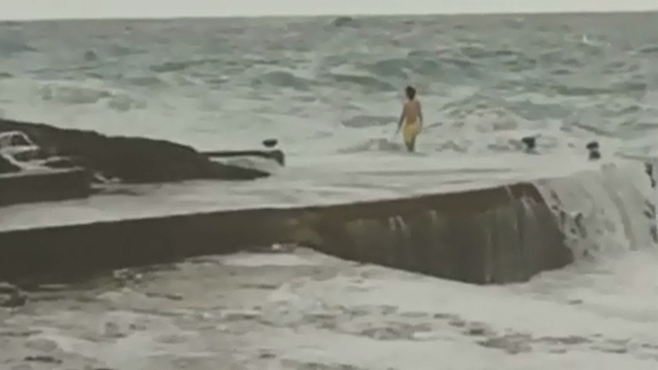 Dieser Mann springt ins tosende Meer und schafft es, wie durch ein Wunder, wieder herauszukommen