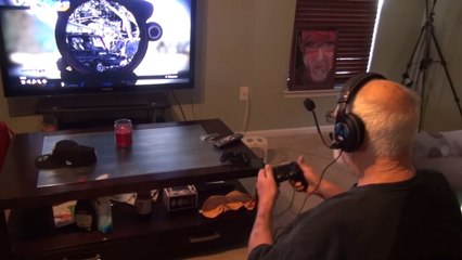 Quand un grand-père devient fou en jouant à Call of Duty