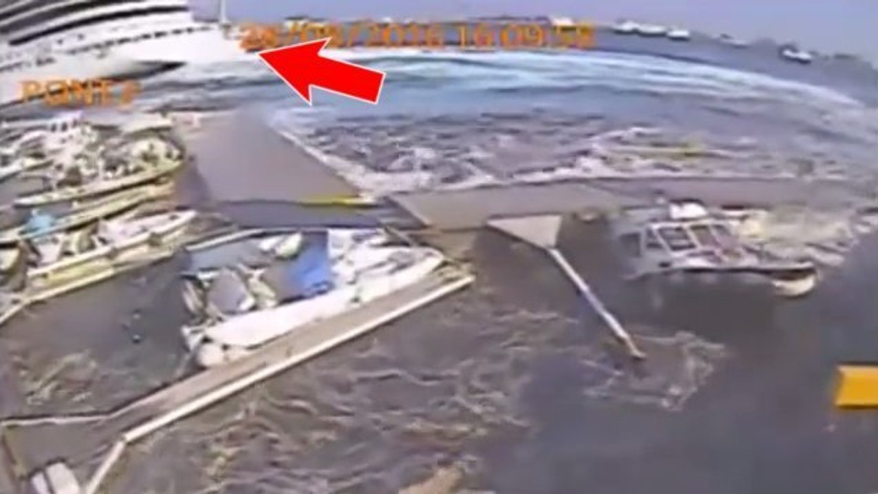 Ein riesiges Kreuzfahrtschiff verwüstet einen kleinen Yachthafen in Italien