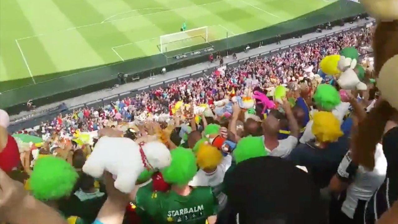 Fußball: Hunderte Plüschtiere werden auf die Zuschauerbühne für kranke Kinder geworfen