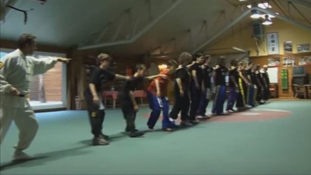 Dieser möchtegern Jiu-Jitsu-Meister bindet seinen Schülern einen Bären auf