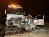 Bursa'da tırla otomobilin kafa kafaya çarpıştığı kaza anı kamerada