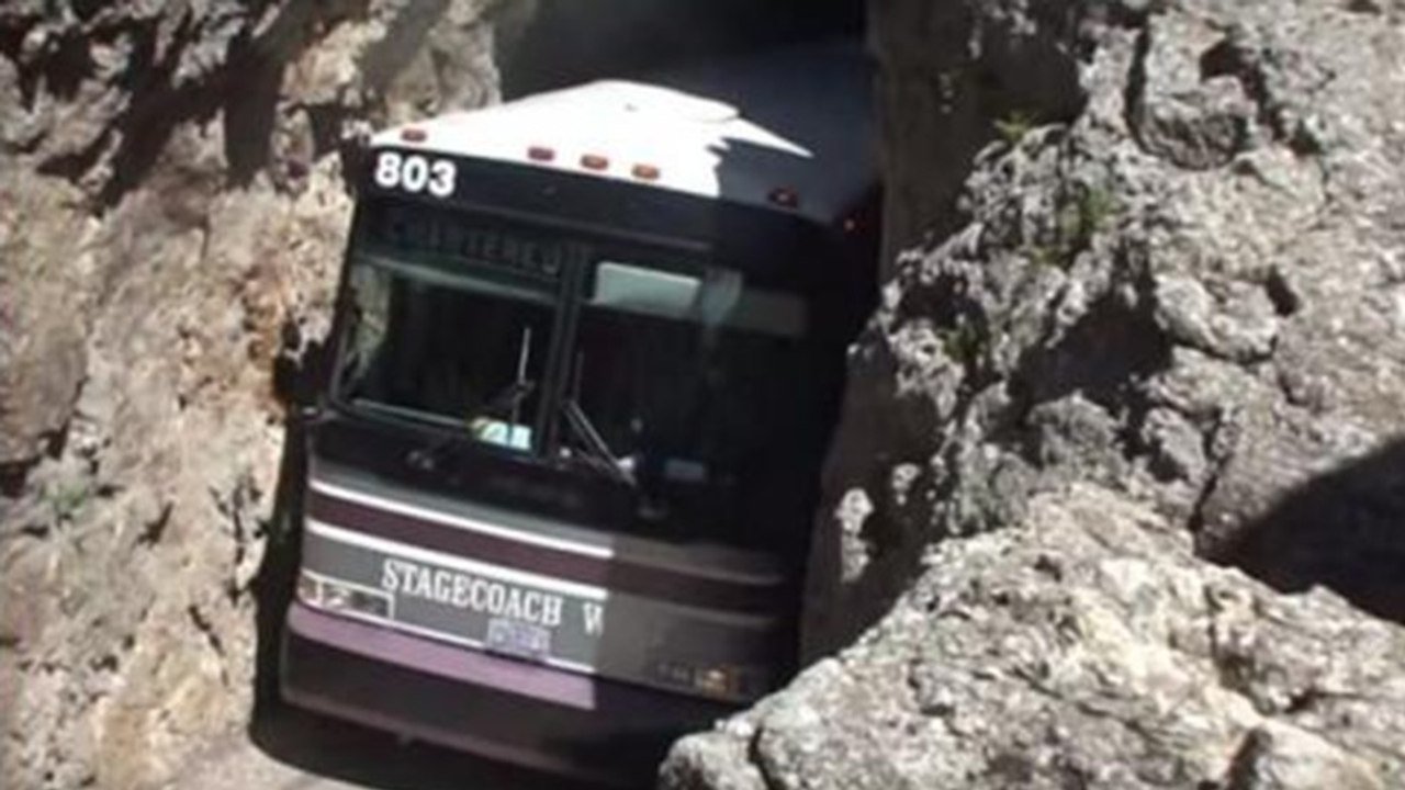 Busfahrer verschätzt sich beim Tunnel. Dann zeigt er seine ganzen Fahrkünste!