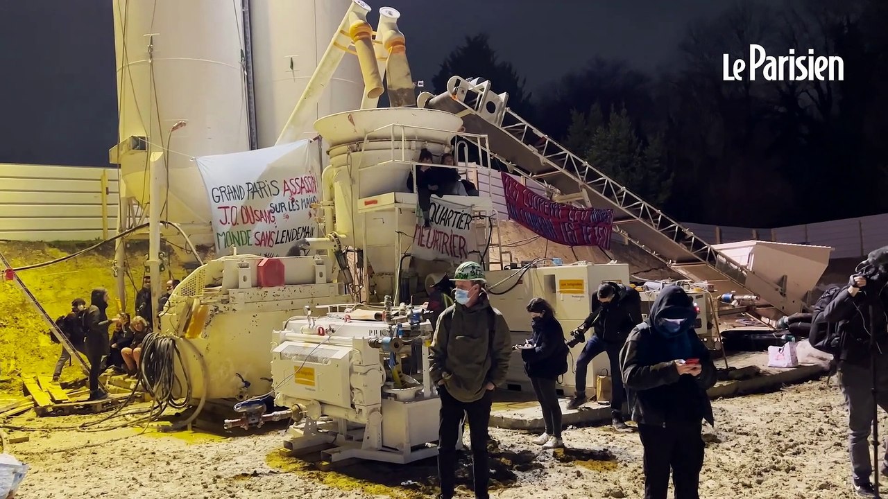 À Aubervilliers, des militants s'enchaînent au chantier du futur centre aquatique des JO 2024