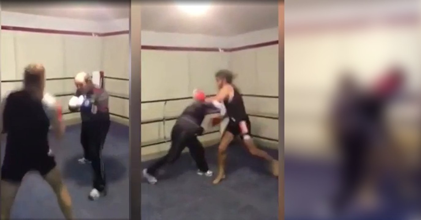 Junger und arroganter Boxer kämpft gegen einen 60-jährigen Trainer