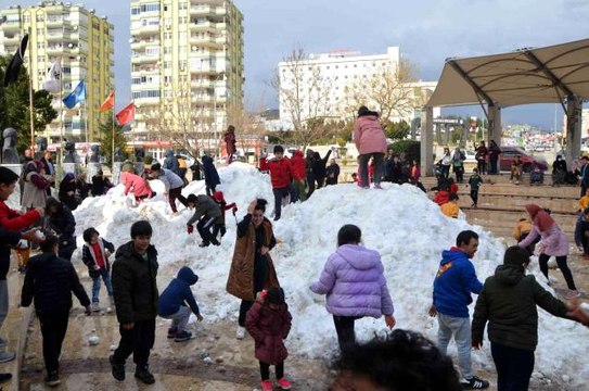 Çocuklar için kamyon kamyon kar taşındı