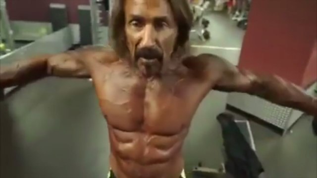 Dieser Sportler hat einen Wahnsinns-Körper. Wenn ihr erfahrt, wie alt er ist, werdet ihr überrascht sein!