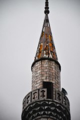 Yıldırım isabet eden minare hasar gördü