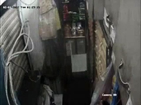 दुकान से उड़ाए 90 हजार रुपए