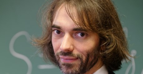 Cédric Villani propose un stage pour un ou une bébé araignée et ça dérange