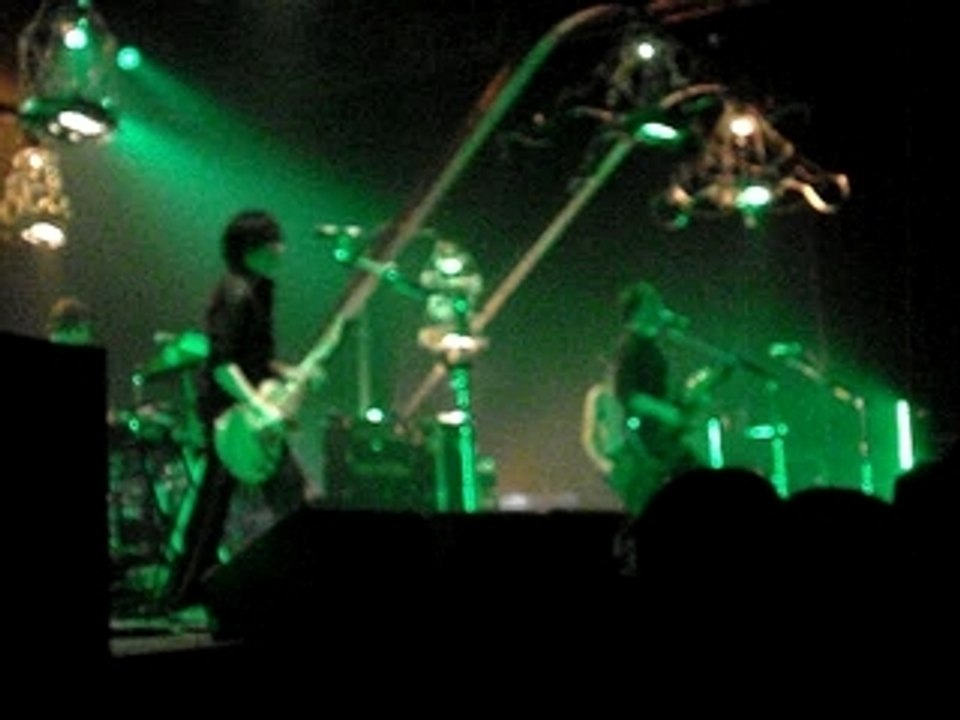 Queens Of The Stone Age - No One Knows