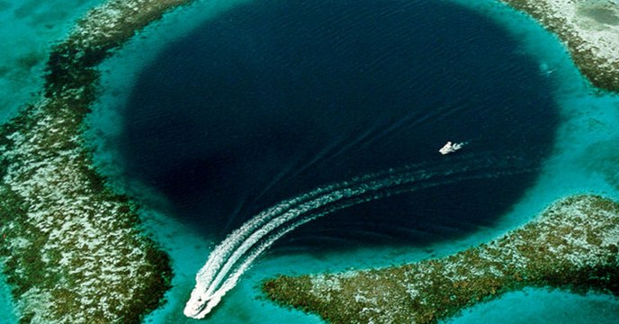 Belize : Fabien Cousteau, petit-fils du célèbre commandant part explorer la plus grande doline du monde